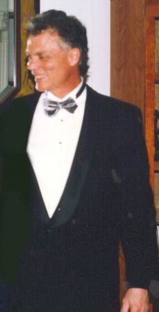 tuxedo.jpg (14725 bytes)